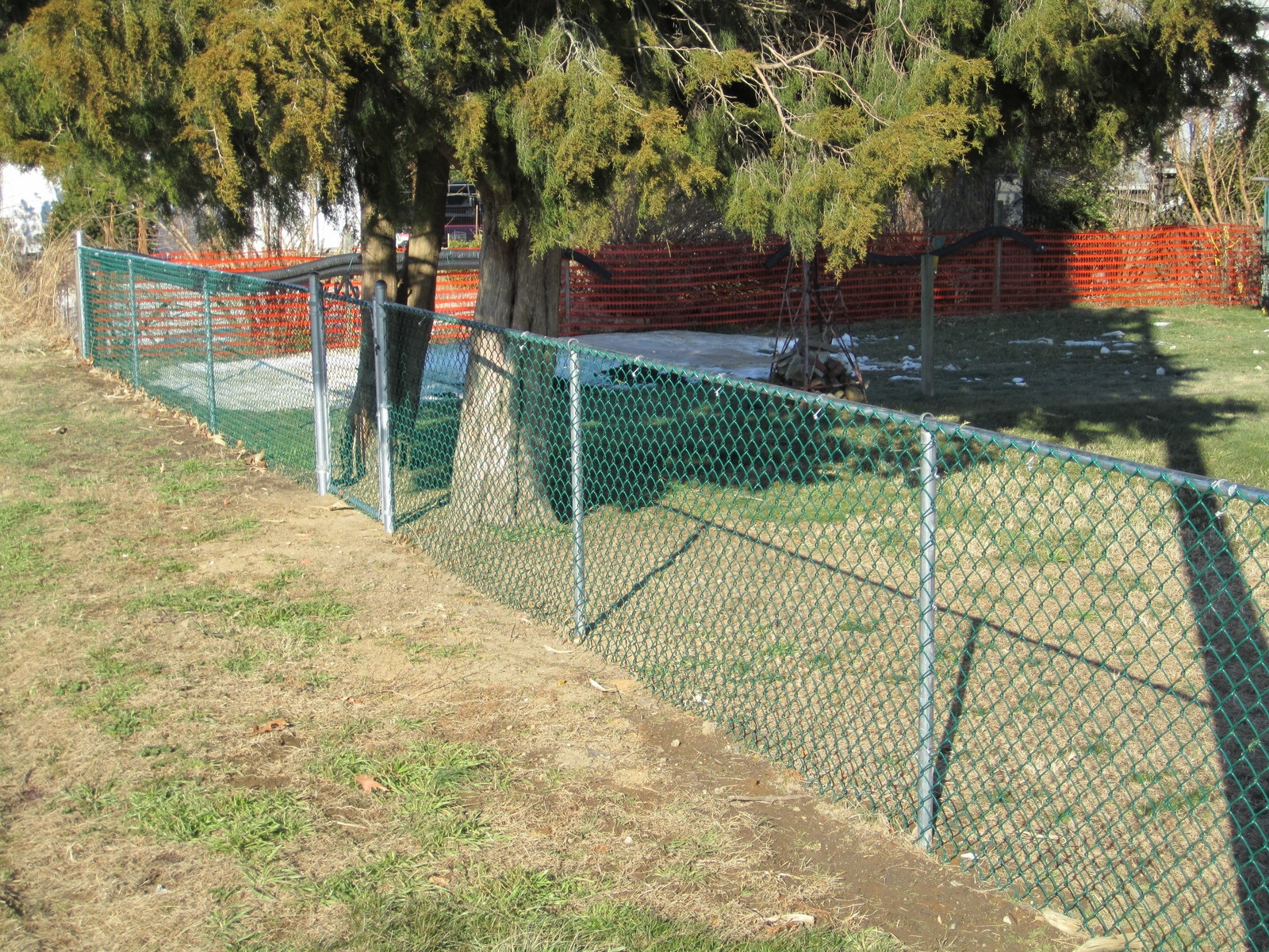 50_green-vinyl-coated-chainlink-mesh-with-galvanzied-post-and-railjpg Chainlink - Forrest Fencing