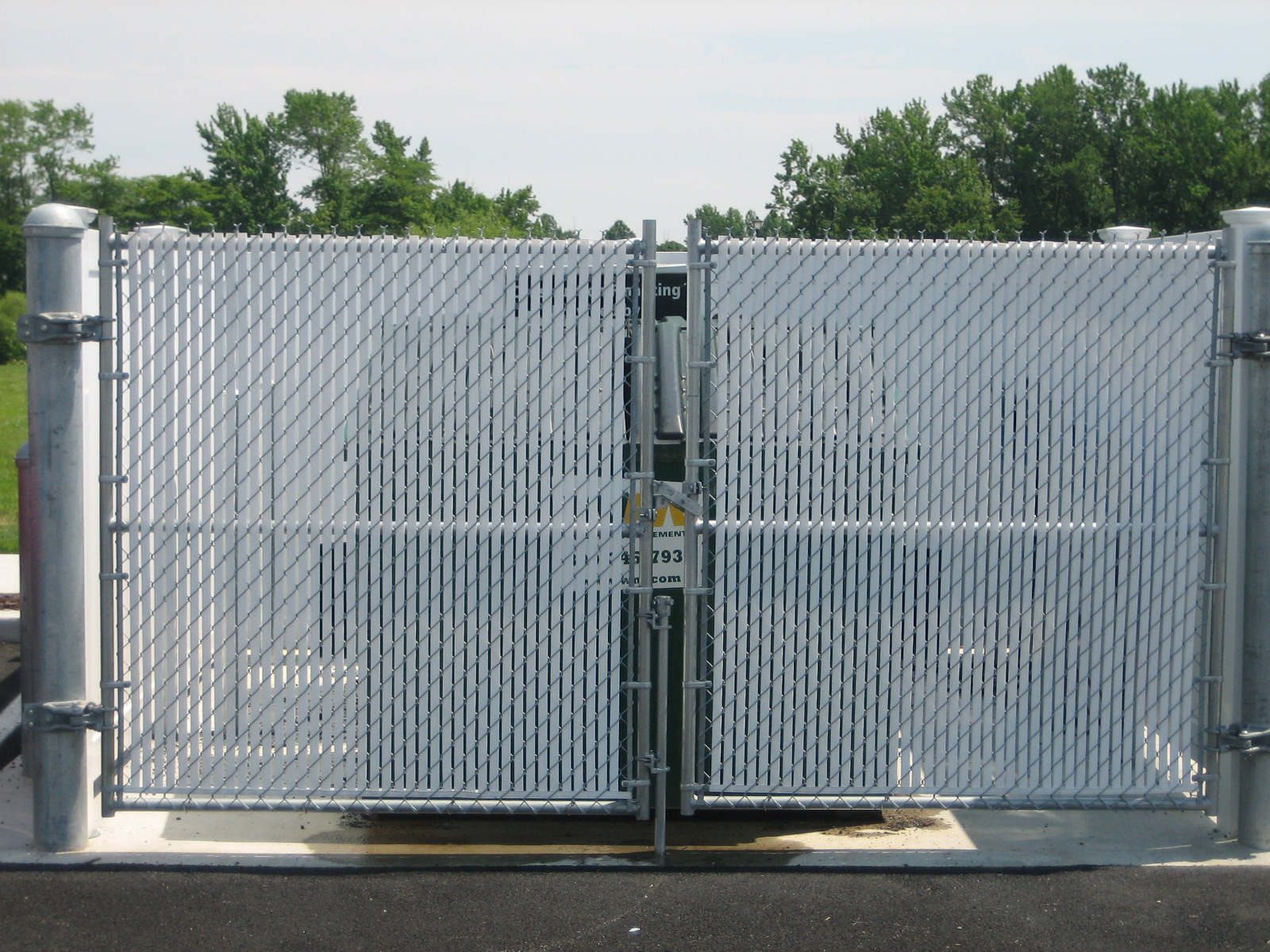 159_vinyl-dumpster-enclosure-with-chainlink-gate-and-privacy-slats Kids Cottage Dover