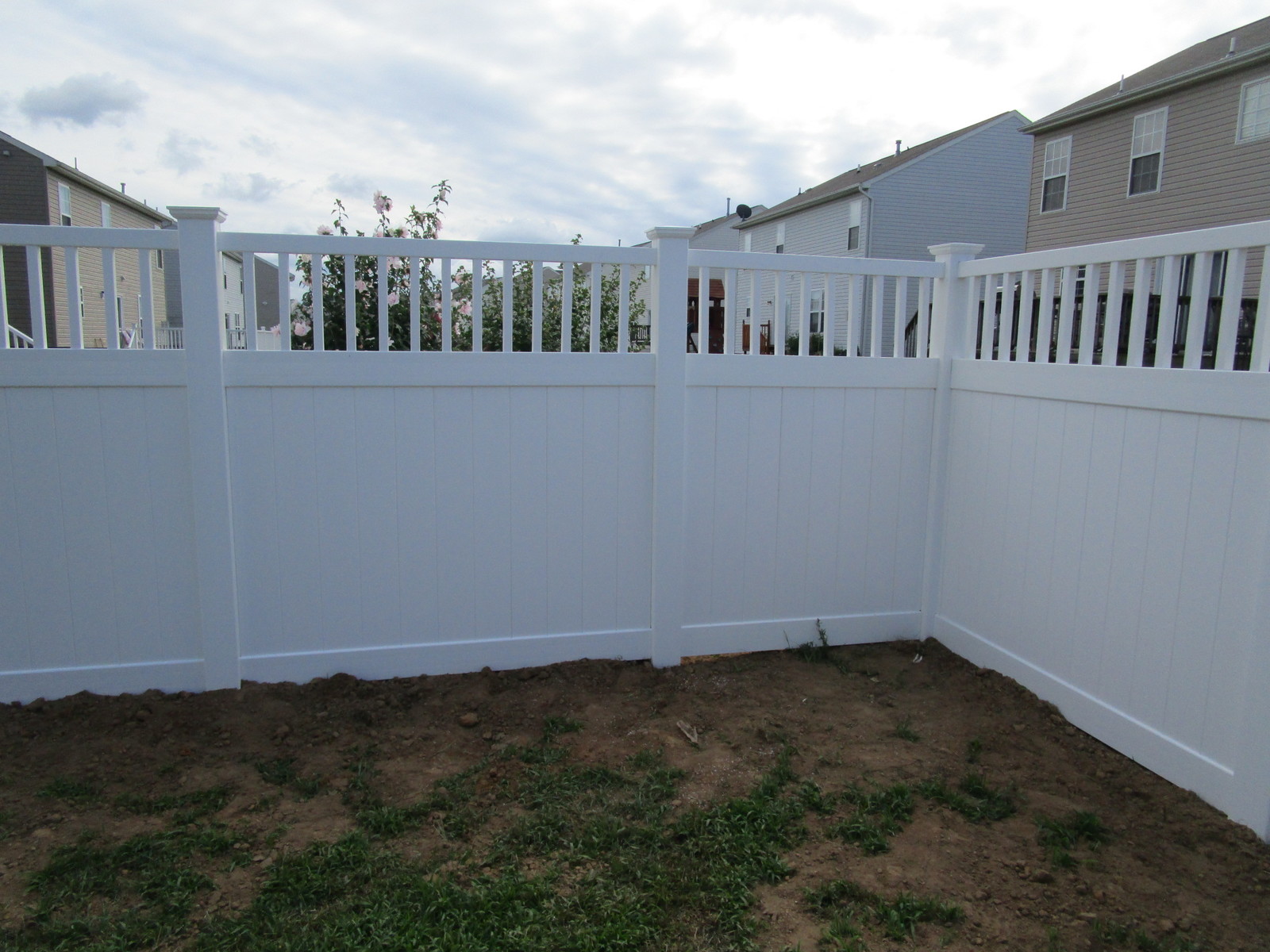 111_privacy-with-white-spindles-grace-closed-top-shown-with-optional-new-england-capsjpg Vinyl - Forrest Fencing